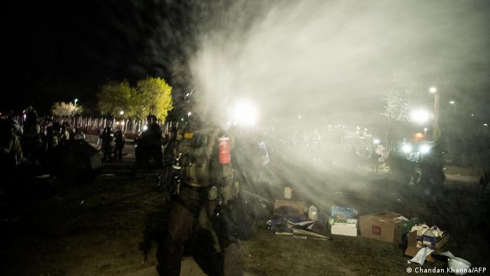Полиция в Миннеаполисе применила перечный газ против протестующих и журналистов