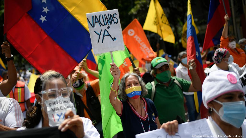 Médicos y enfermeras protestan en Venezuela para exigir vacunas | Las  noticias y análisis más importantes en América Latina | DW 