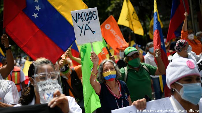 Ciudadanos venezolanos piden Vacuna ya este 17 de abril en Los Palos Grandes, un suburbio de Caracas