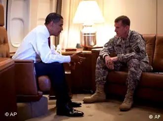 奥巴马2009年10月在空军一号上与麦克里斯特尔会谈