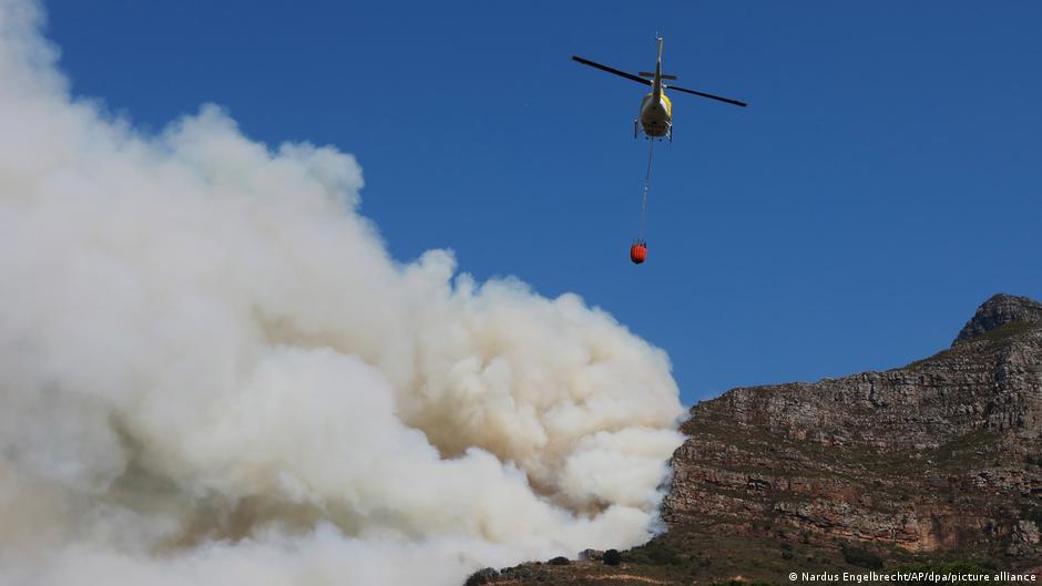 South Africa's Table Mountain ravaged by fire DW 04/18/2021