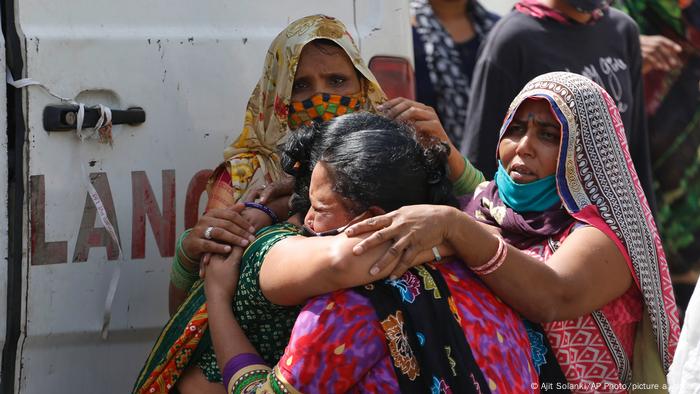 Salgının hızla yayıldığı Hindistan'da yakınını kaybeden kadınlar ağlıyor