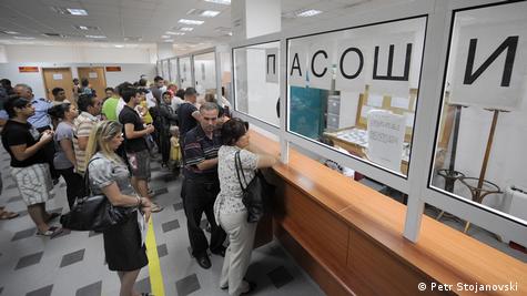 Njerëz duke pritur në radhë për pasaportat në zyrat e Maqedonisë së Veriut