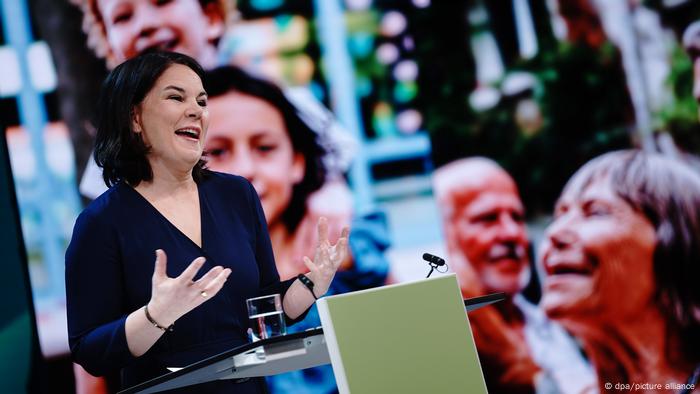 A smiling Annalena Baerbock giving a speech A smiling Annalena Baerbock giving a speech