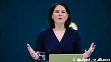 Die Grünen-Vorsitzende Annalena Baerbock soll ihre Partei als Kanzlerkandidatin in die Bundestagswahl führen. Der Bundesvorstand der Grünen nominierte sie am Montag für den Spitzenposten. Der Bundesvorstand trifft die Vorentscheidung, die dann noch von einem Parteitag bestätigt werden muss, der vom 11. bis 13. Juni stattfindet.