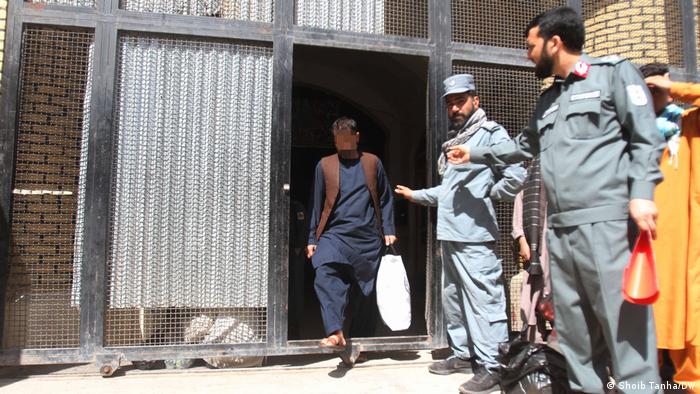 باآنهم مقام های محلی در هرات از آغاز ماه جاری روند واکسیناسیون زندانیان را آغاز کرده اند. سخنگوی والی افزود: «روند تزریق واکسین کرونا به محبوسین در زندان هرات آغاز شده و به نوبت به همه تزریق می شود.» مقام ها در هرات تلاش می کنند تا موارد ایمنی، بهداشتی و رفاهی را در محبس فراهم کنند. قبلا زندانیان در محابس افغانستان بارها به خاطر وضعیت حقوقی و فردی شان دست به اعتراض و اعتصاب زده اند. 