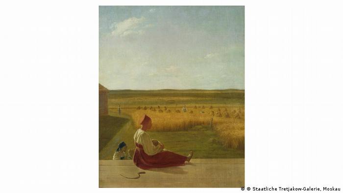 In einem Gemälde sitzt eine Frau in einer Sommerlandschaft. Im Hintergrund steht das Korn auf den Feldern.