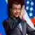 Dmitrij Medwedew vor den Flaggen Russlands und der USA (Foto: AP)
