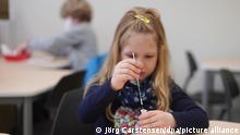 Die Schülerin Luisa von der Fritz-Karsen-Gemeinschaftsschule führt führt vor Unterrichtsbeginn einen Corona-Selbsttest durch. Die Berliner Kinder müssen ab heute in den Schulen auf das Coronavirus getestet werden.