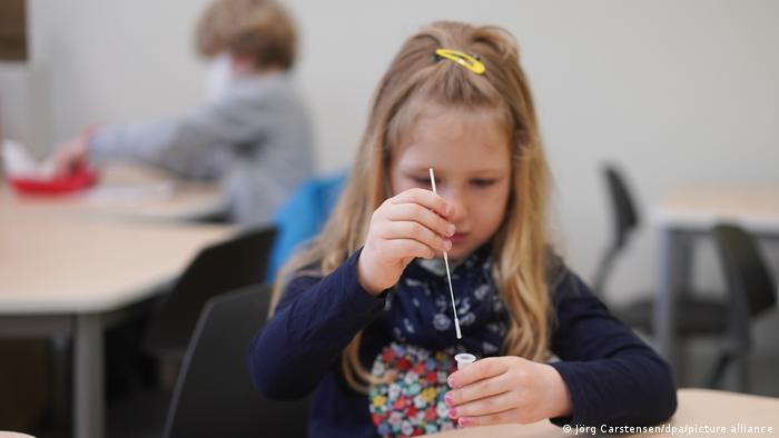 Coronavirus Selbsttest an Berliner Schule