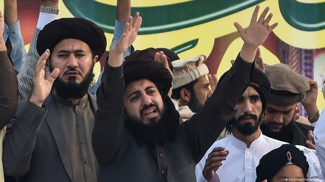  ٹی ایل پی کے سربراہ سعد حسین رضوی (درمیان میں)