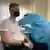 Хайнсу-Герду Пинкернелю делают прививку от ковида вакциной "Спутник V" в Москве 