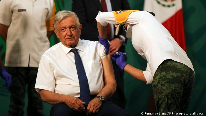 Andrés Manuel Lopez Obrador se vacuna.