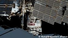 Ein russisches Forschungsmodul im russischen Segment der Internationalen Raumstation ISS, aufgenommen von einer an der ISS installierten Kamera. (Zu dpa Raumfahrer der ISS spüren mögliches Luftloch mit Teebeutel auf)