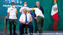 Auf diesem vom mexikanischen Präsidentenamt zur Verfügung gestellten Bild wird Andres Manuel Lopez Obrador (M.), Präsident von Mexiko, eine Corona-Impfung des Unternehmens Astrazeneca verabreicht. Angesichts der Diskussionen um das Coronavirus-Vakzin von Astrazeneca hatte der Staatschef Anfang April mitgeteilt, sich mit dem Präparat impfen lassen zu wollen. +++ dpa-Bildfunk +++