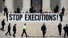 Police officers gather to remove activists during an anti death penalty protest in front of the US Supreme Court January 17, 2017 in Washington, DC. / AFP / Brendan Smialowski (Photo credit should read BRENDAN SMIALOWSKI/AFP via Getty Images)