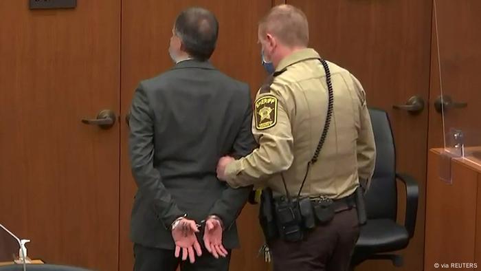Отвеждат бившия полицай Дерек Шовин с белезници на ръцете след като съдът го призна за виновен в процеса за убийството на чернокожия Джордж Флойд