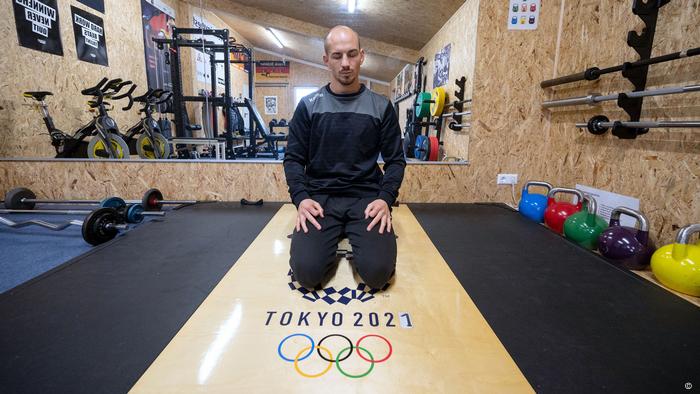 Frank Stäbler meditating in a training gym