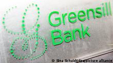 ARCHIV - 16.03.2021, Bremen: Ein Schild mit dem Firmennamen «Greensill Bank» hängt am Eingang der Bremer Privatbank. Das britisch-australische Finanzkonglomerat Greensill hat auch für sein US-Geschäft Insolvenz angemeldet. Foto: Sina Schuldt/dpa +++ dpa-Bildfunk +++