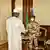 Moussa Faki Mahamat (en boubou blanc) a été reçu au palais présidentiel de N’Djaména par Mahamat Idriss Déby, le 20 avril 2021

