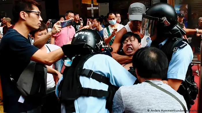恐惧弥漫：纪录片里，香港抗议者一场景 