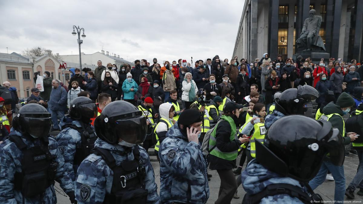 На акциях за Навального задержано более 1600 человек – DW – 21.04.2021