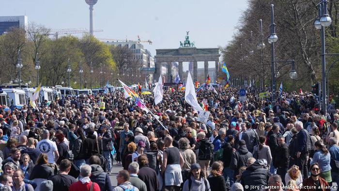 آرشیف: تظاهرات در برابر محدودیت های کرونایی در آلمان