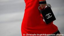 Ein Model trägt eine Kreation der Cruise-Kollektion für 2019/2020 von Chanel. Es ist die erste Kollektion von Chanel, die ohne die Mitwirkung des verstorbenen Designers Karl Lagerfeld entstanden ist. +++ dpa-Bildfunk +++