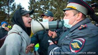 Участница акции протеста в Улан-Удэ и полицейские Участница акции протеста в Улан-Удэ и полицейские