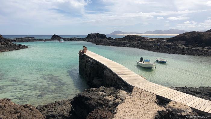 El agua azul turquesa de la Isla del Lopos frente a la costa de Coralejo en la isla de Fordventura