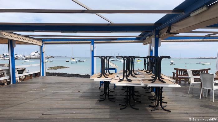 En el Corralejo Fuerteventura las mesas se apilan una encima de la otra