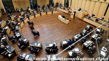 Bundespräsident Frank-Walter Steinmeier (M rechts) hält anlässlich der 1000. Sitzung im Deutschen Bundesrat eine Rede. Mit einer Rede von Bundespräsident Steinmeier feiert der Bundesrat heute in Berlin seine 1000. Sitzung. Die Länderkammer hatte sich am 7. September 1949 in Bonn konstituiert - am selben Tag wie der Bundestag.