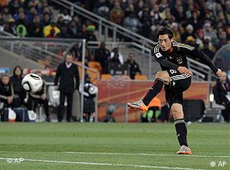 Mesut Özil postiže gol u susretu protiv Gane.