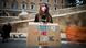 Menina protestando em Roma 