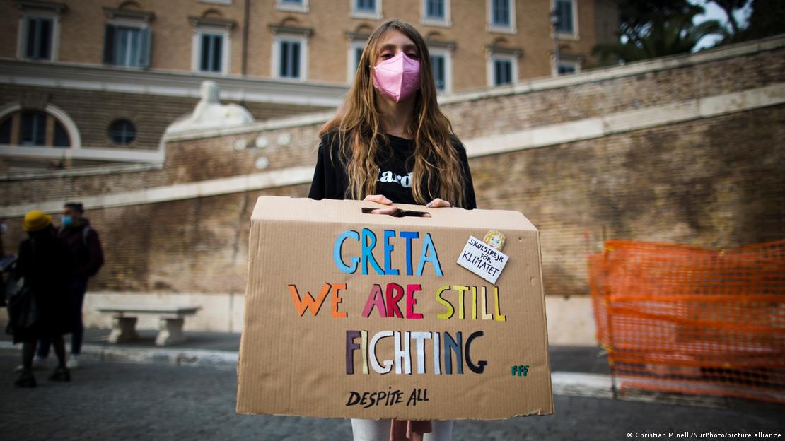 Menina protestando em Roma 