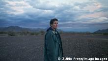 Filmstill aus Nomadland: Frances McDormand auf einem Schotterweg