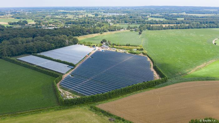 Vista aérea de una plantación agrofotovoltaica en los Países Bajos.