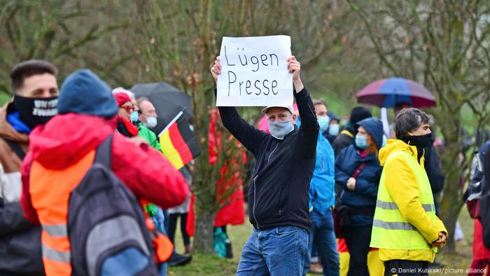 manifestante sosteniendo un cartel que decía 'Lügen Presse', que se traduce como 'medios mentirosos'