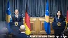  Bundesaussenminister Heiko Maas, SPD, und Vjosa Osmani, Praesidentin der Republik Kosovo, aufgenommen bei einer gemeinsamen Pressekonferenz in Pristina. 22.04.2021. Pristina Kosovo *** German Foreign Minister Heiko Maas, SPD, and Vjosa Osmani, President of the Republic of Kosovo, recorded at a joint press conference in Pristina 22 04 2021 Pristina Kosovo Copyright: xFelixxZahn/photothek.netx