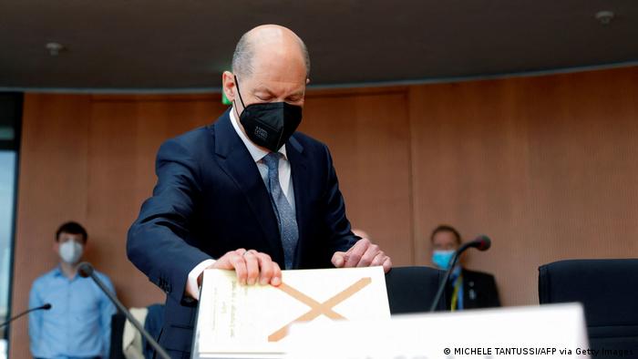 Olaf Scholz am 22. April mit Unterlagen vor der Befragung im Wirecard-Untersuchungsausschuss des Bundestages