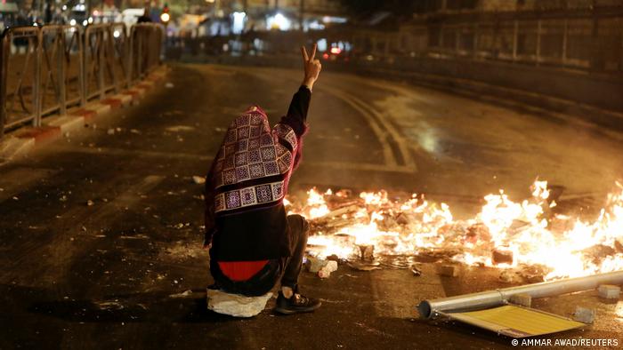 Un palestino junto a una barricada durante los enfrentamientos con la policía israelí (22.03.2021)