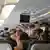 Pessoas de máscara dentro de avião