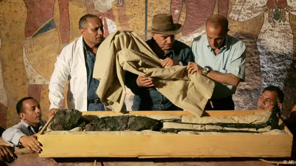 Der Ägyptologe Zahi Hawass vor der Mumie des Pharaos Tutanchamun (Foto: AP)
