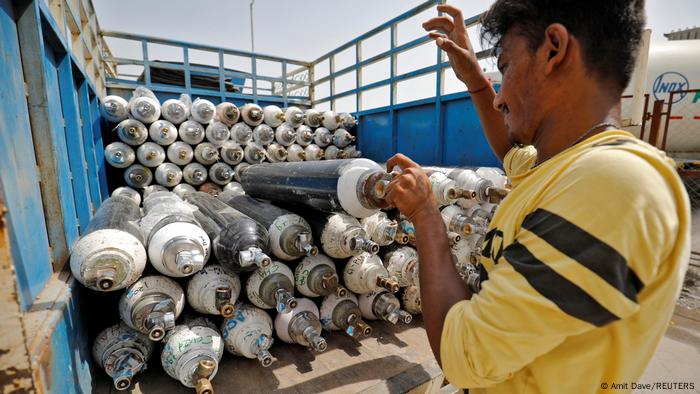 Indien Bildergalerie Coronavirus | Ahmedabad , Lieferung Sauerstoffflaschen