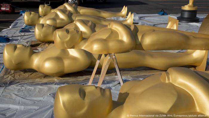 Estatuetas do Oscar deitadas