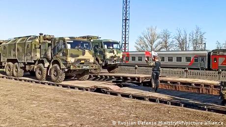 شمار خودروهای نظامی ارتش روسیه ۳۰ هزار و ۱۲۲ دستگاه است. ارتش اوکراین در مقابل ۱۲ هزار و ۳۰۳ دستگاه خودرو در اختیار دارد.