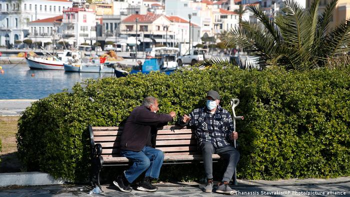 Sisam Adası'nda bankta oturan iki yaşlı Yunan vatandaşı
