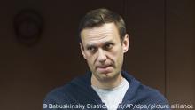12/02/2021 Auf diesem Foto, das vom Bezirksgericht Babuskinsky zur Verfügung gestellt wurde, steht der russische Oppositionspolitiker Alexej Nawalny hinter einer Glasscheibe während einer Anhörung vor dem Bezirksgericht Babuskinsky. Der im Straflager inhaftierte russische Kremlgegner Alexej Nawalny hat ein Ende seines seit drei Wochen andauernden Hungerstreiks angekündigt. +++ dpa-Bildfunk +++