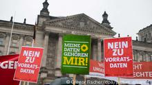 Aktivisten zeigen am 16.10.2015 vor dem Reichstag in Berlin Schilder mit der Aufschrift «Nein zu Vorratsdaten» und «Meine Daten gehören mir!», um gegen den Beschluss der Vorratsdatenspeicherung im Bundestag zu demonstrieren. Trotz Protesten von Opposition und Datenschützern stimmt der Bundestag am Vormittag über das neue Gesetz zur Vorratsdatenspeicherung ab. Foto: Gregor Fischer/dpa ++