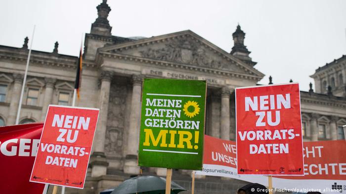 Protestanten halten 2015 vor dem Deutschen Bundestag Plakate in die Höhe. Meine Daten gehören mir! ist darauf zu lesen oder Nein zur Vorratsdaten